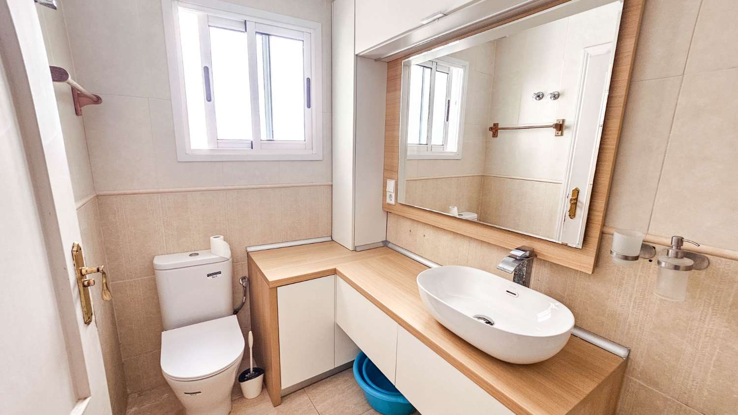 AMPLIO APARTAMENTO DE 2 DORMITORIOS Y 2 BAÑOS EN PLENO CENTRO DE TORREVIEJA CON VISTAS AL LAGO ROSA