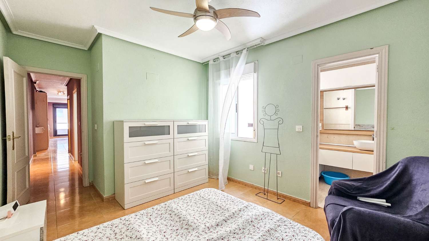 AMPLIO APARTAMENTO DE 2 DORMITORIOS Y 2 BAÑOS EN PLENO CENTRO DE TORREVIEJA CON VISTAS AL LAGO ROSA