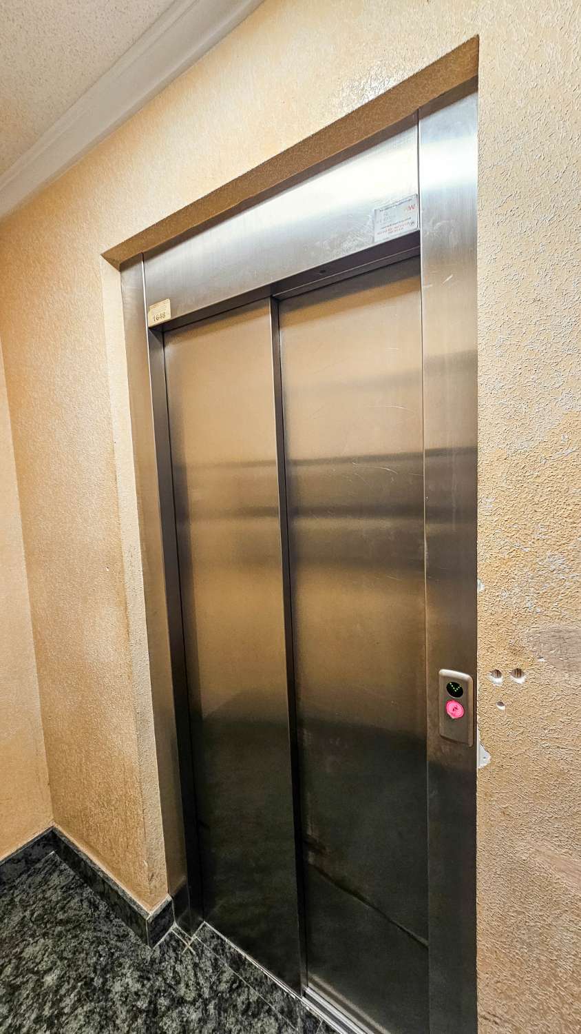 AMPLIO APARTAMENTO DE 2 DORMITORIOS Y 2 BAÑOS EN PLENO CENTRO DE TORREVIEJA CON VISTAS AL LAGO ROSA
