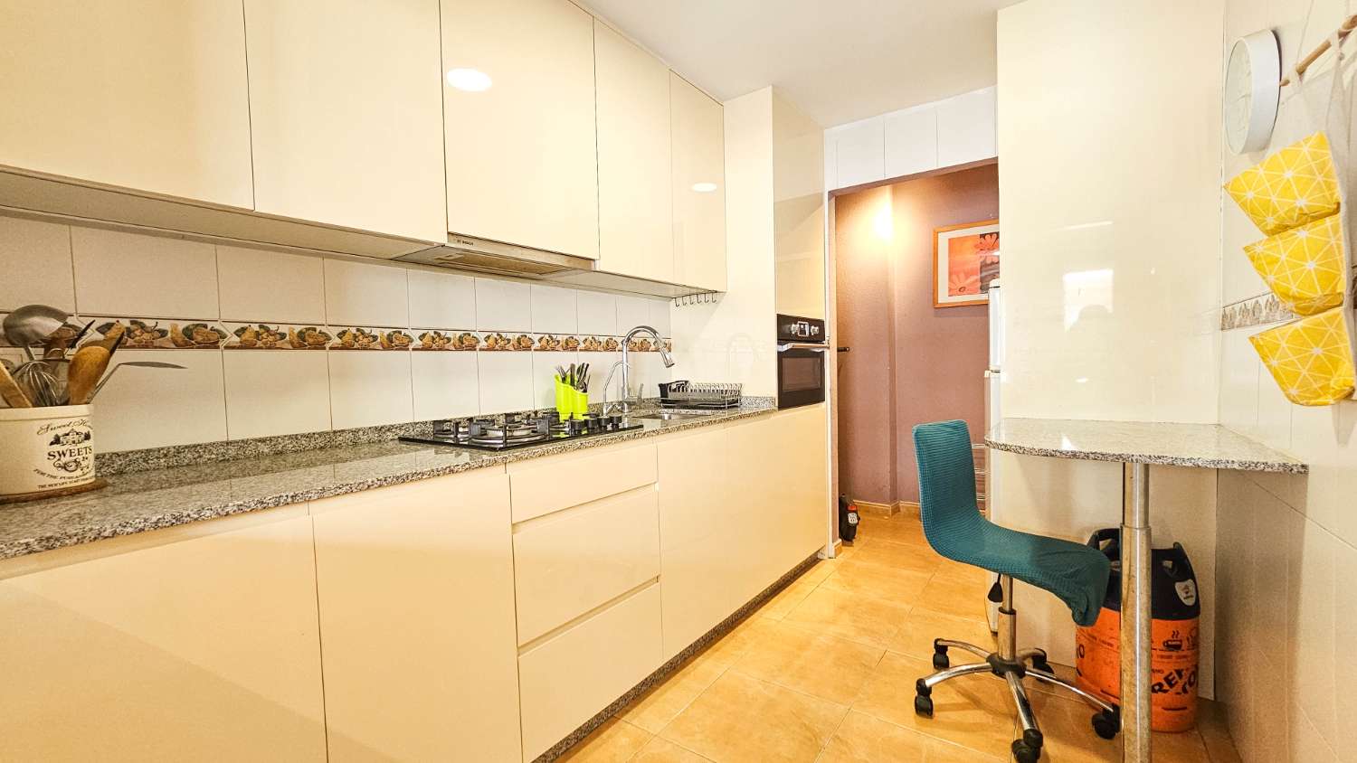 AMPLIO APARTAMENTO DE 2 DORMITORIOS Y 2 BAÑOS EN PLENO CENTRO DE TORREVIEJA CON VISTAS AL LAGO ROSA