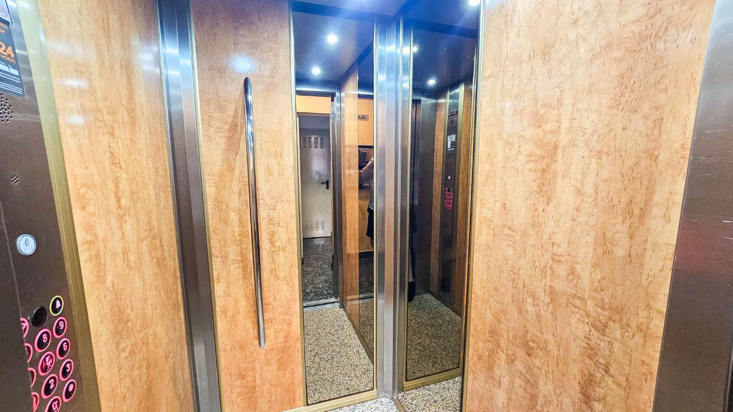 AMPLIO APARTAMENTO DE 2 DORMITORIOS Y 2 BAÑOS EN PLENO CENTRO DE TORREVIEJA CON VISTAS AL LAGO ROSA
