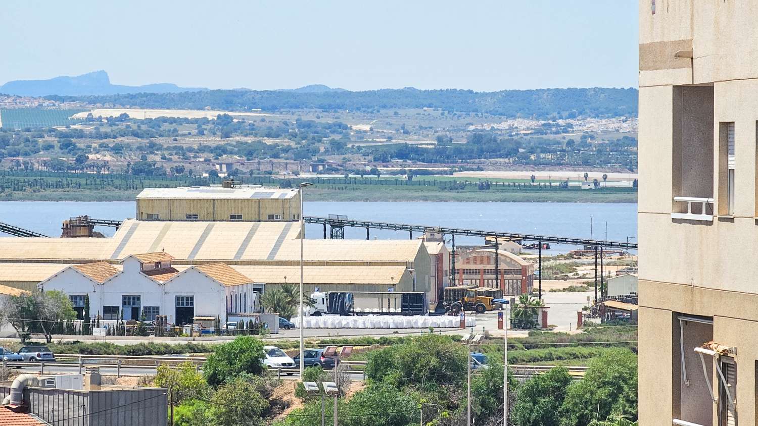 AMPLIO APARTAMENTO DE 2 DORMITORIOS Y 2 BAÑOS EN PLENO CENTRO DE TORREVIEJA CON VISTAS AL LAGO ROSA