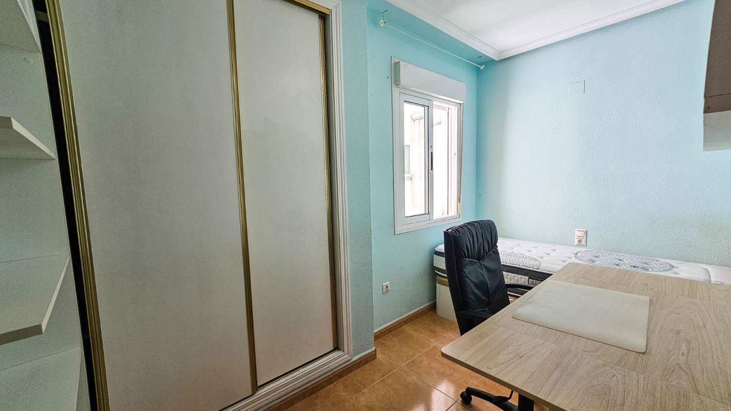 AMPLIO APARTAMENTO DE 2 DORMITORIOS Y 2 BAÑOS EN PLENO CENTRO DE TORREVIEJA CON VISTAS AL LAGO ROSA