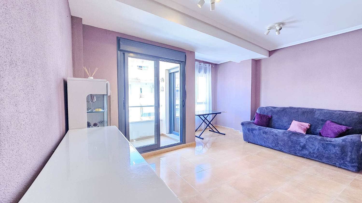 AMPLIO APARTAMENTO DE 2 DORMITORIOS Y 2 BAÑOS EN PLENO CENTRO DE TORREVIEJA CON VISTAS AL LAGO ROSA