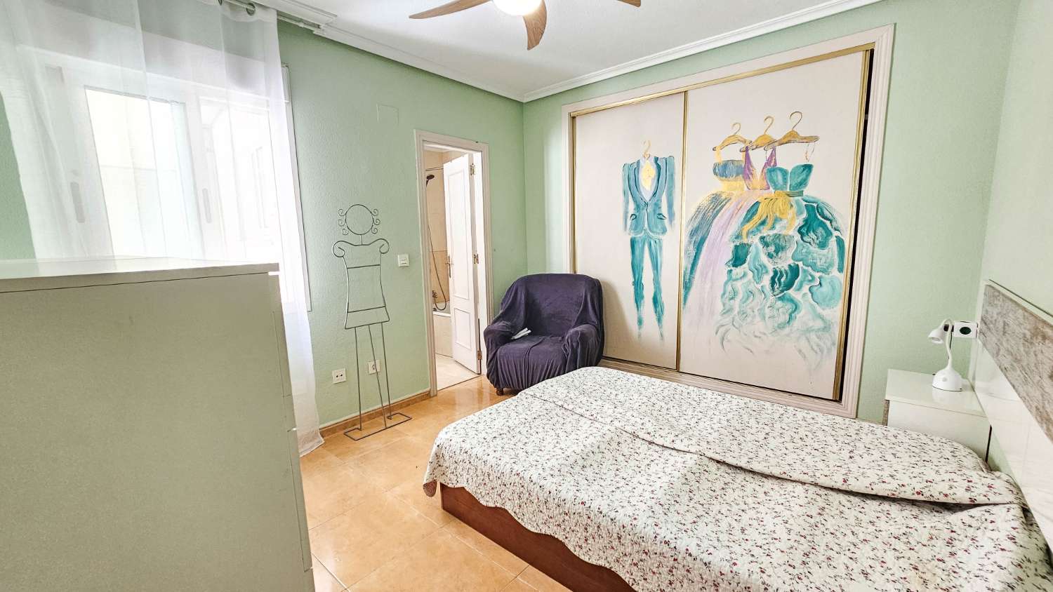 AMPLIO APARTAMENTO DE 2 DORMITORIOS Y 2 BAÑOS EN PLENO CENTRO DE TORREVIEJA CON VISTAS AL LAGO ROSA