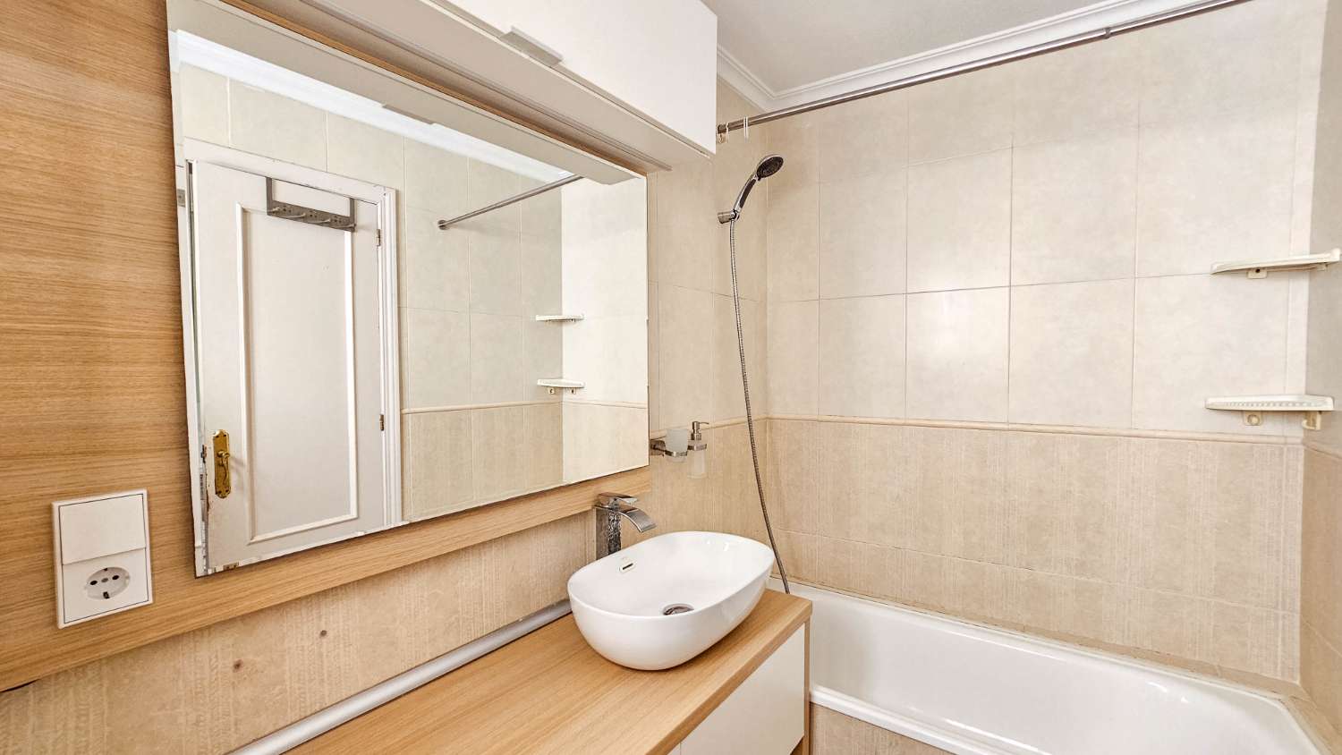 AMPLIO APARTAMENTO DE 2 DORMITORIOS Y 2 BAÑOS EN PLENO CENTRO DE TORREVIEJA CON VISTAS AL LAGO ROSA