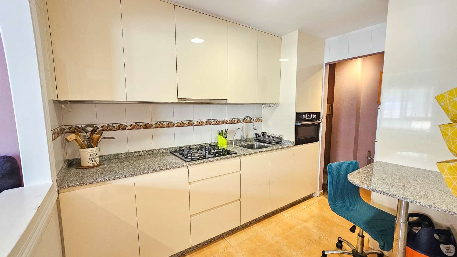 AMPLIO APARTAMENTO DE 2 DORMITORIOS Y 2 BAÑOS EN PLENO CENTRO DE TORREVIEJA CON VISTAS AL LAGO ROSA
