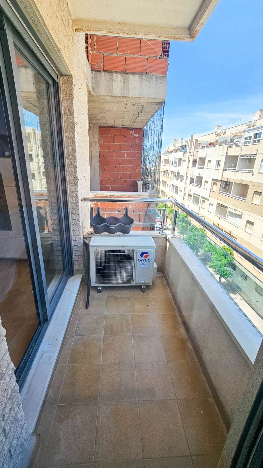 AMPLIO APARTAMENTO DE 2 DORMITORIOS Y 2 BAÑOS EN PLENO CENTRO DE TORREVIEJA CON VISTAS AL LAGO ROSA