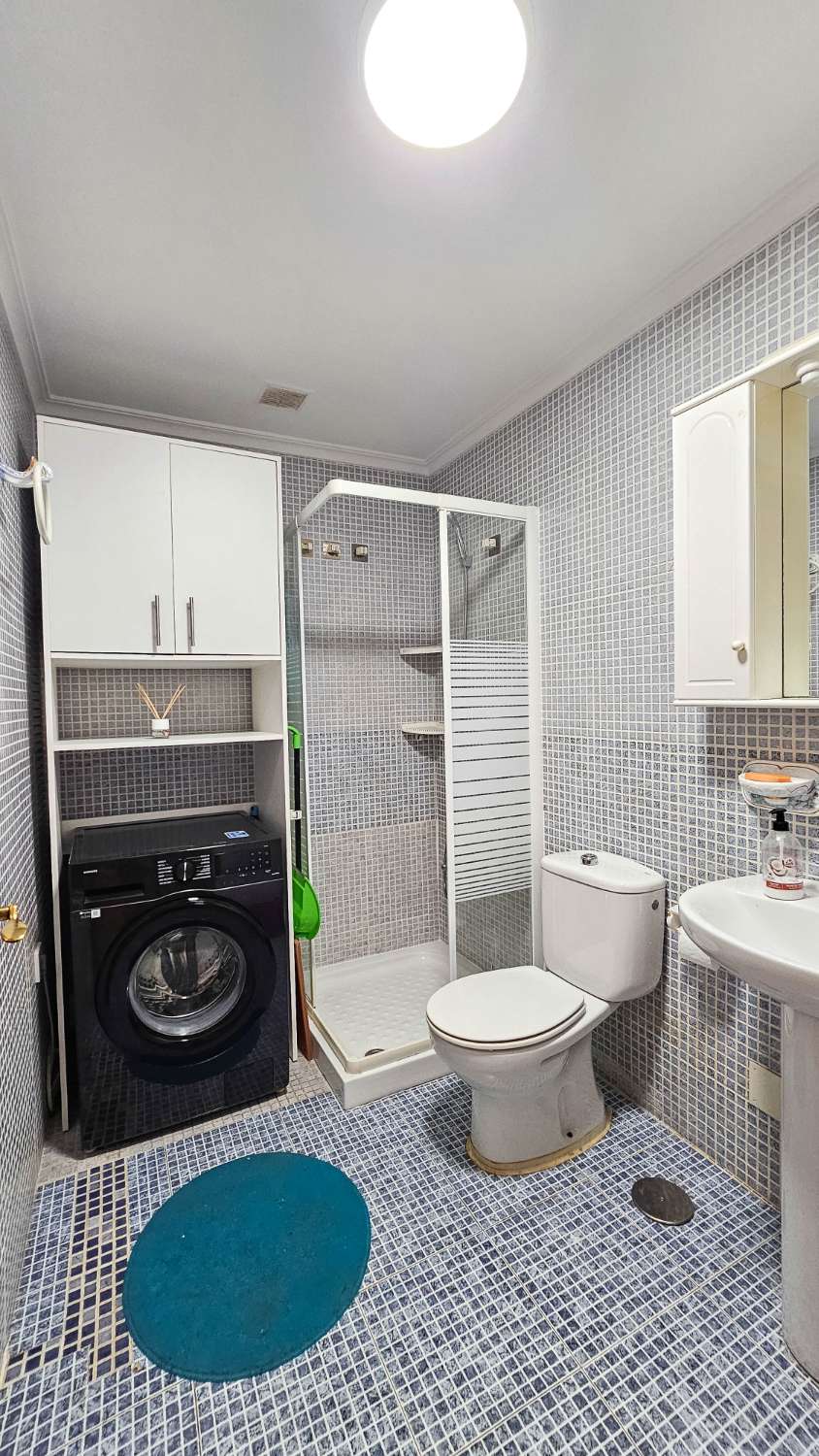 AMPLIO APARTAMENTO DE 2 DORMITORIOS Y 2 BAÑOS EN PLENO CENTRO DE TORREVIEJA CON VISTAS AL LAGO ROSA