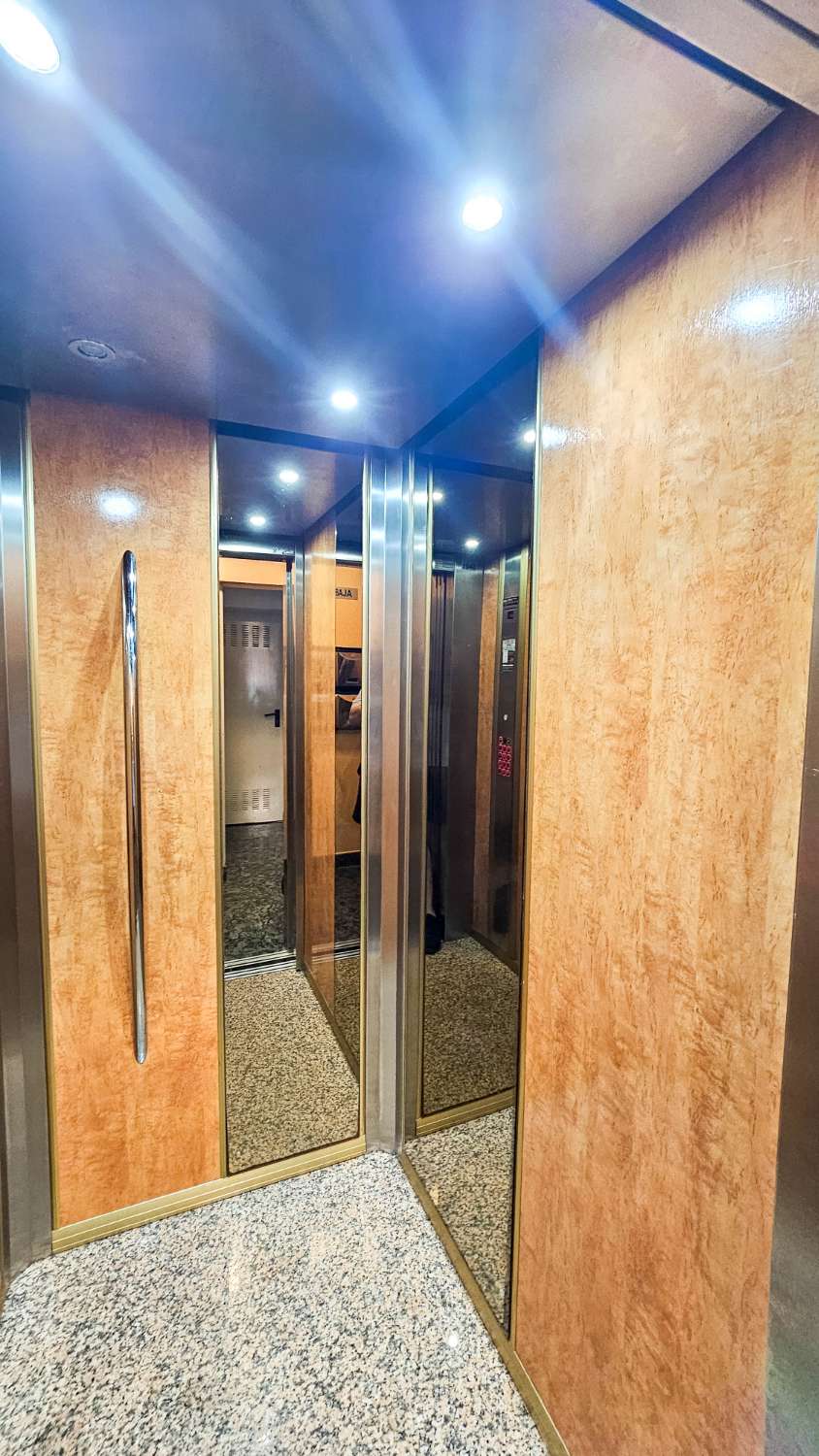 AMPLIO APARTAMENTO DE 2 DORMITORIOS Y 2 BAÑOS EN PLENO CENTRO DE TORREVIEJA CON VISTAS AL LAGO ROSA