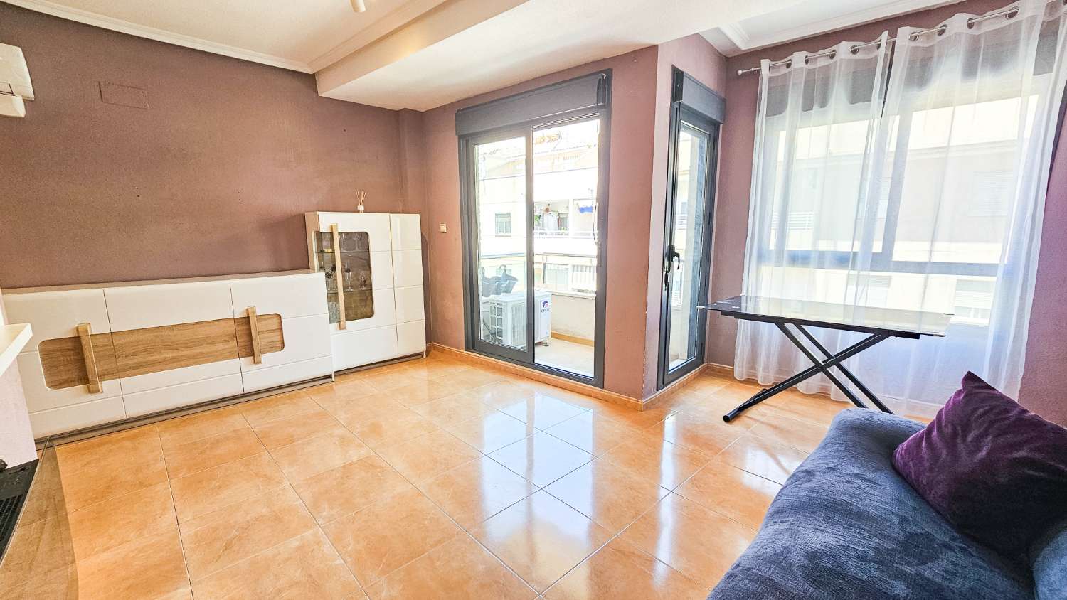 AMPLIO APARTAMENTO DE 2 DORMITORIOS Y 2 BAÑOS EN PLENO CENTRO DE TORREVIEJA CON VISTAS AL LAGO ROSA