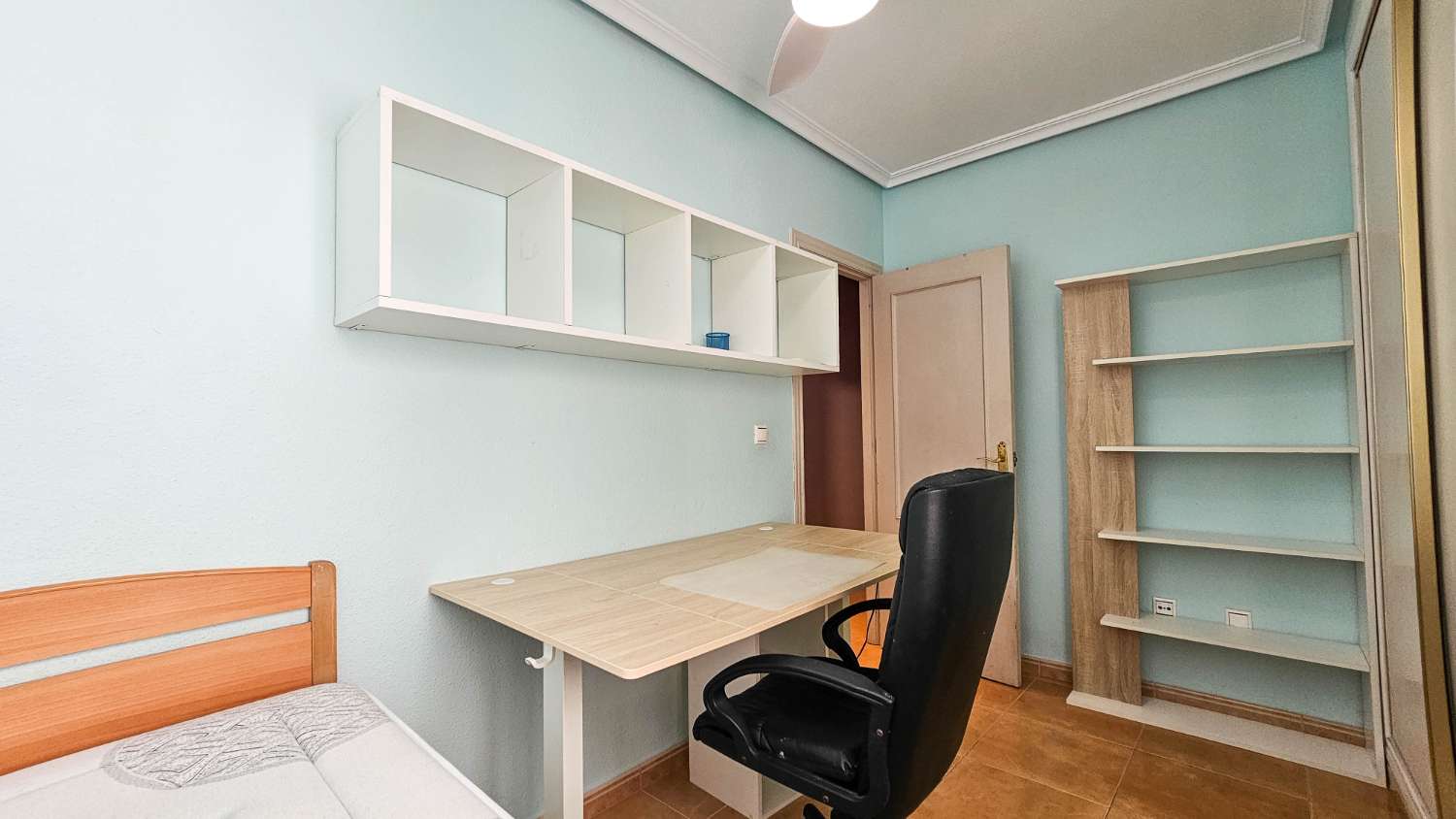 AMPLIO APARTAMENTO DE 2 DORMITORIOS Y 2 BAÑOS EN PLENO CENTRO DE TORREVIEJA CON VISTAS AL LAGO ROSA