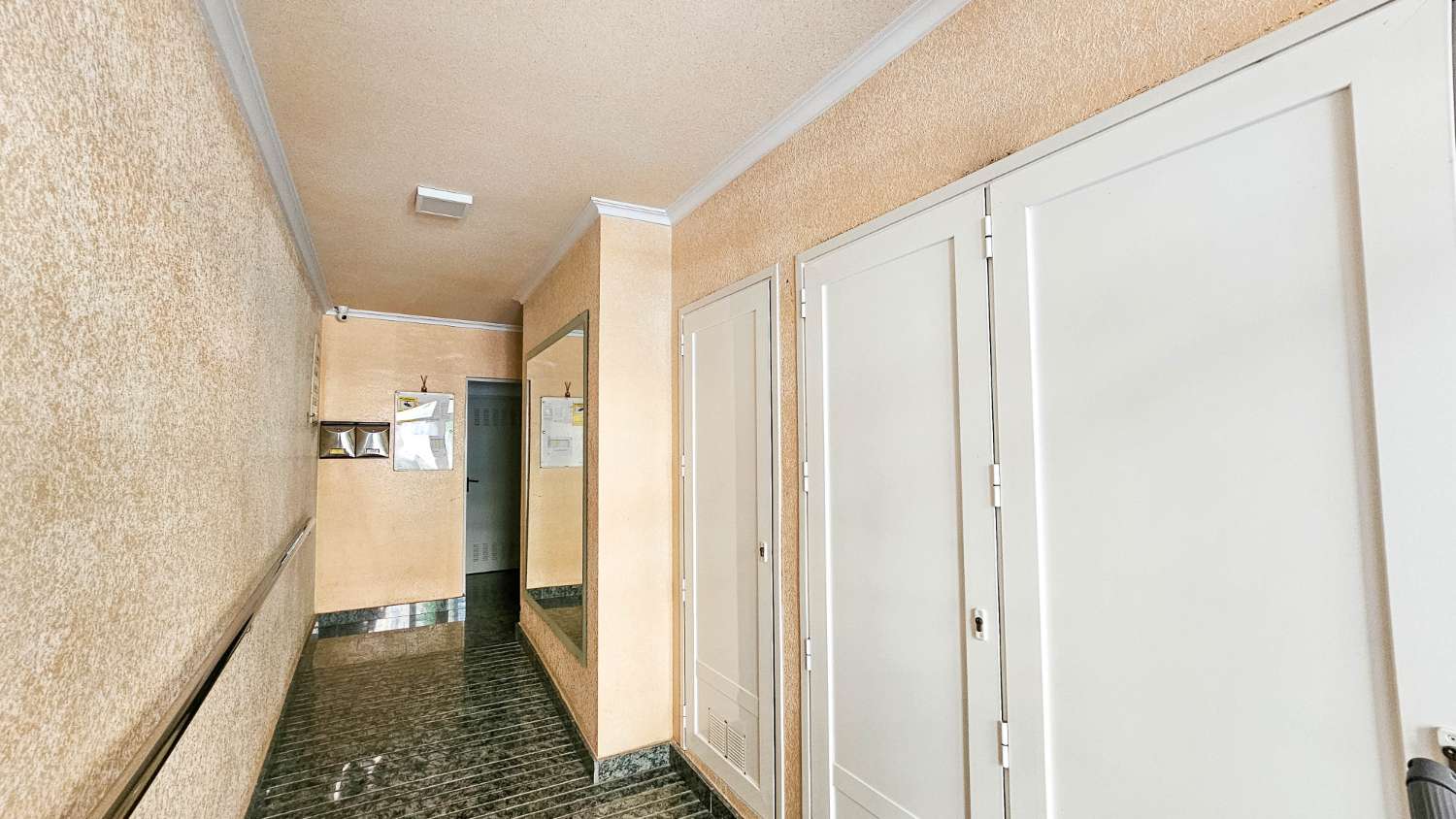AMPLIO APARTAMENTO DE 2 DORMITORIOS Y 2 BAÑOS EN PLENO CENTRO DE TORREVIEJA CON VISTAS AL LAGO ROSA