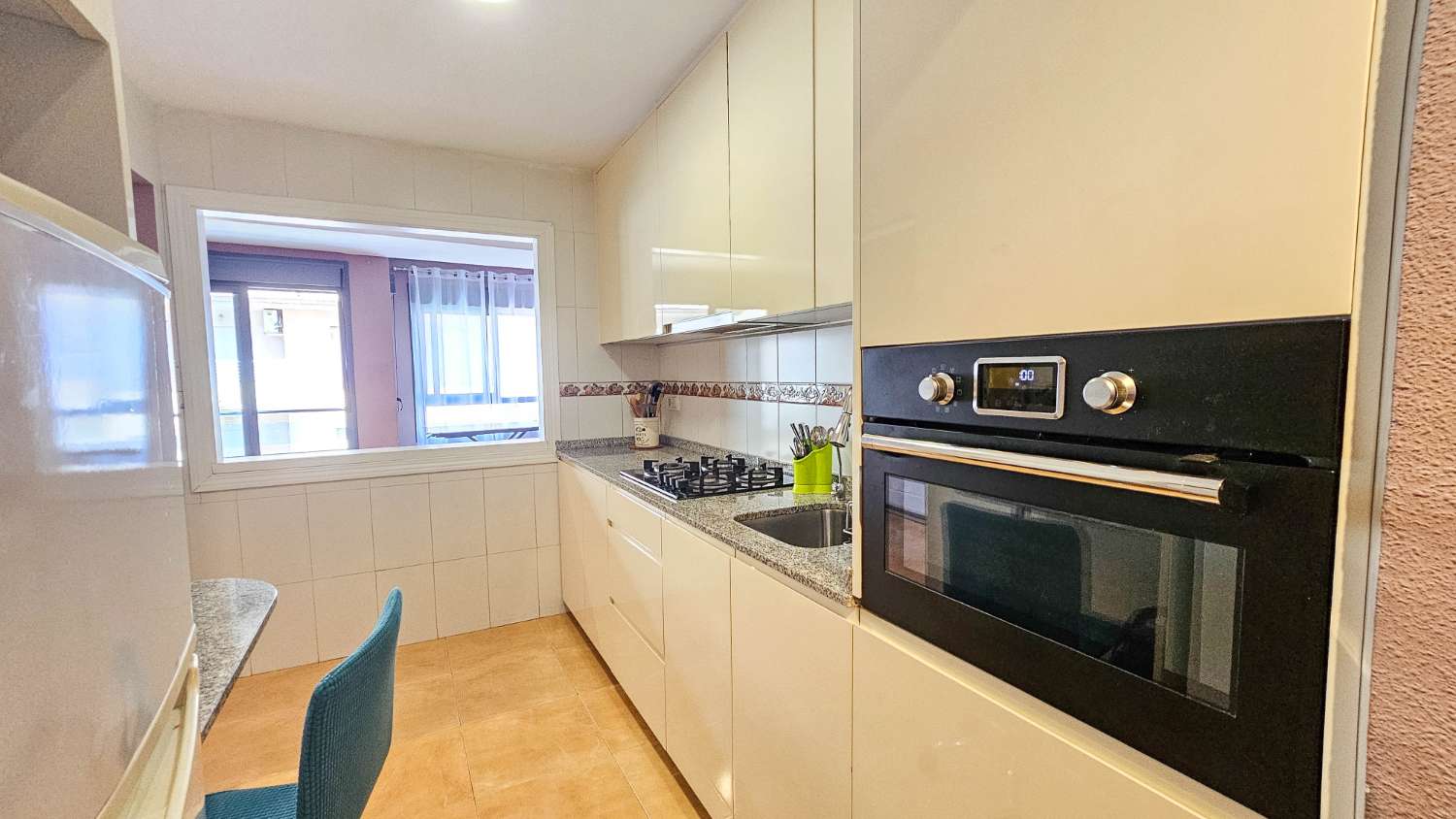 AMPLIO APARTAMENTO DE 2 DORMITORIOS Y 2 BAÑOS EN PLENO CENTRO DE TORREVIEJA CON VISTAS AL LAGO ROSA