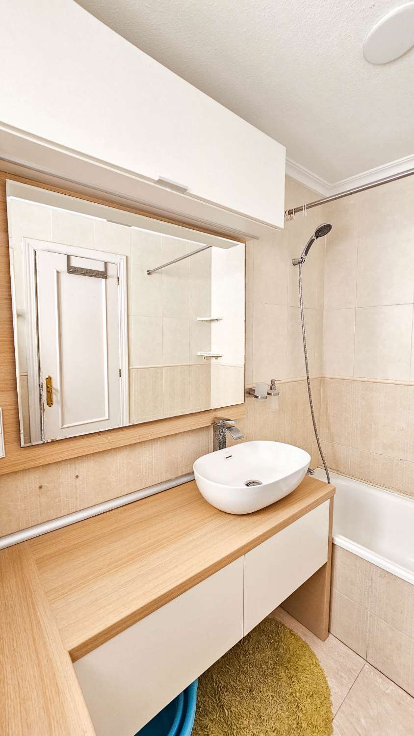 AMPLIO APARTAMENTO DE 2 DORMITORIOS Y 2 BAÑOS EN PLENO CENTRO DE TORREVIEJA CON VISTAS AL LAGO ROSA