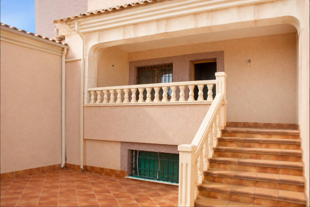 EXCLUSIVO CHALET MEDITERRÁNEO CON SEMISÓTANO, SOLÁRIUM Y GARAJE EN RESIDENCIAL VIVEROS II