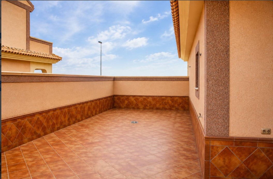 EXCLUSIVO CHALET MEDITERRÁNEO CON SEMISÓTANO, SOLÁRIUM Y GARAJE EN RESIDENCIAL VIVEROS II