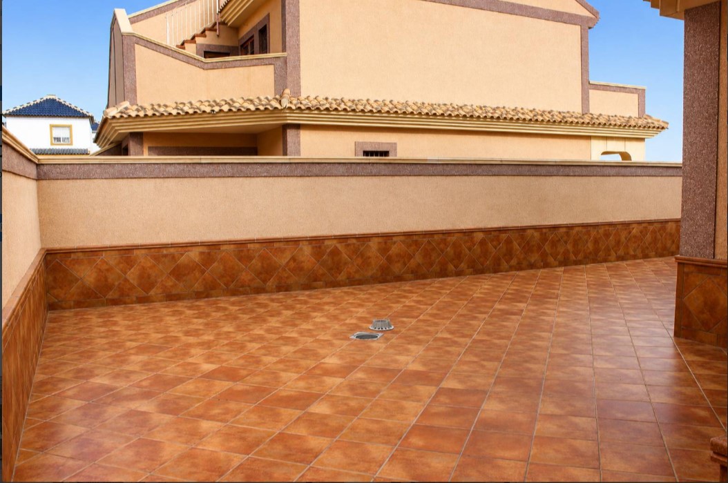 EXCLUSIVO CHALET MEDITERRÁNEO CON SEMISÓTANO, SOLÁRIUM Y GARAJE EN RESIDENCIAL VIVEROS II