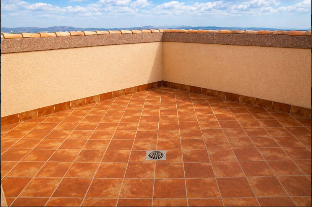 EXCLUSIVO CHALET MEDITERRÁNEO CON SEMISÓTANO, SOLÁRIUM Y GARAJE EN RESIDENCIAL VIVEROS II