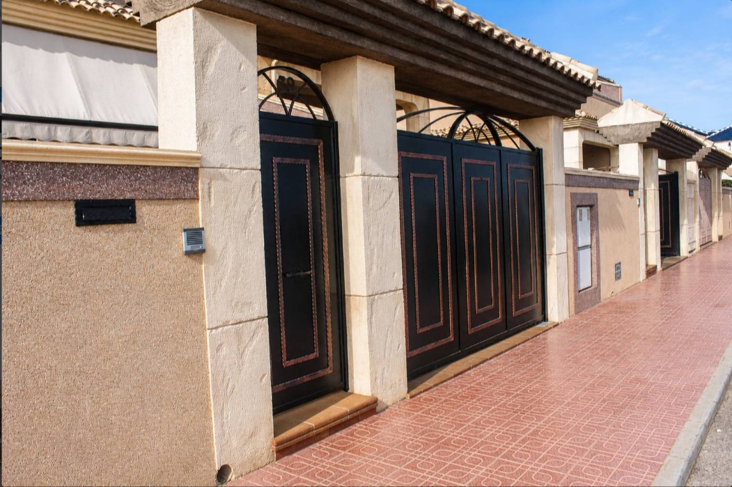 EXCLUSIVO CHALET MEDITERRÁNEO CON SEMISÓTANO, SOLÁRIUM Y GARAJE EN RESIDENCIAL VIVEROS II