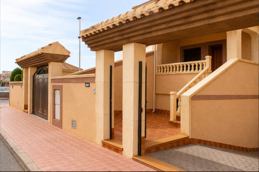 EXCLUSIVO CHALET MEDITERRÁNEO CON SEMISÓTANO, SOLÁRIUM Y GARAJE EN RESIDENCIAL VIVEROS II