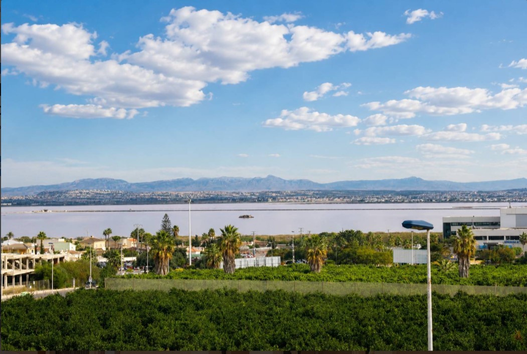EXCLUSIVO CHALET MEDITERRÁNEO CON SEMISÓTANO, SOLÁRIUM Y GARAJE EN RESIDENCIAL VIVEROS II