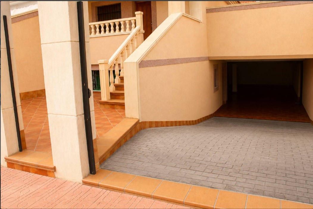 EXCLUSIVO CHALET MEDITERRÁNEO CON SEMISÓTANO, SOLÁRIUM Y GARAJE EN RESIDENCIAL VIVEROS II