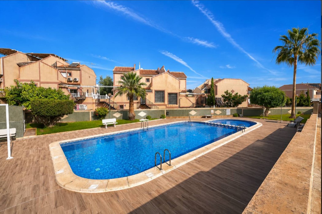 EXCLUSIVO CHALET MEDITERRÁNEO CON SEMISÓTANO, SOLÁRIUM Y GARAJE EN RESIDENCIAL VIVEROS II
