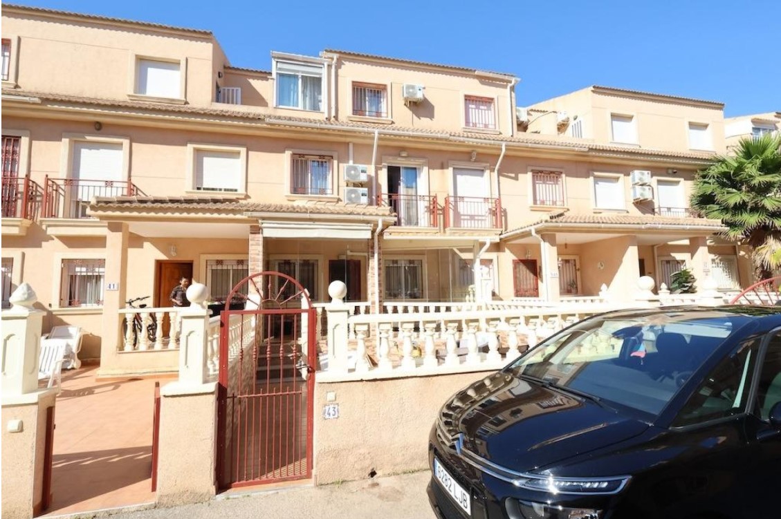 EXCLUSIVO DÚPLEX EN PLAYA FLAMENCA CON 3 DORMITORIOS, GRAN SÓTANO Y JARDÍN PRIVADO EN RESIDENCIAL PUEBLO CABALLERO
