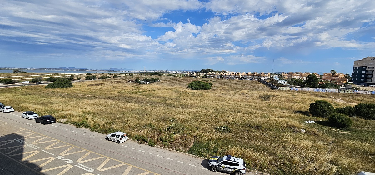 ESTUDIO JUNTO A LA PLAYA DE LA MATA CON GARAJE, TRASTERO Y POSIBILIDAD DE 1 DORMITORIO