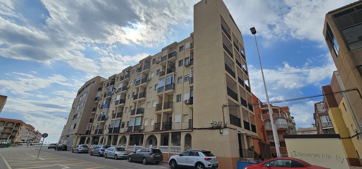 ESTUDIO JUNTO A LA PLAYA DE LA MATA CON GARAJE, TRASTERO Y POSIBILIDAD DE 1 DORMITORIO