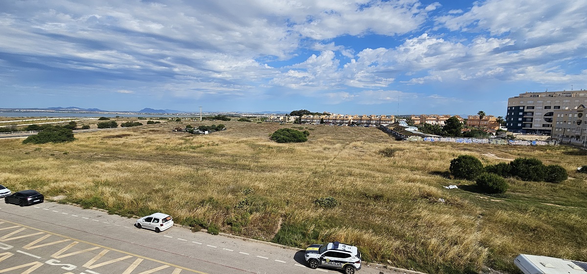 ESTUDIO JUNTO A LA PLAYA DE LA MATA CON GARAJE, TRASTERO Y POSIBILIDAD DE 1 DORMITORIO