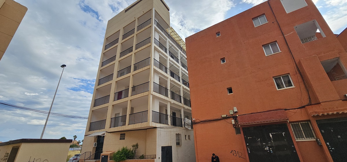 ESTUDIO JUNTO A LA PLAYA DE LA MATA CON GARAJE, TRASTERO Y POSIBILIDAD DE 1 DORMITORIO