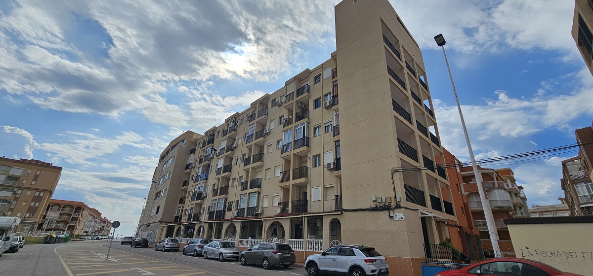 ESTUDIO JUNTO A LA PLAYA DE LA MATA CON GARAJE, TRASTERO Y POSIBILIDAD DE 1 DORMITORIO
