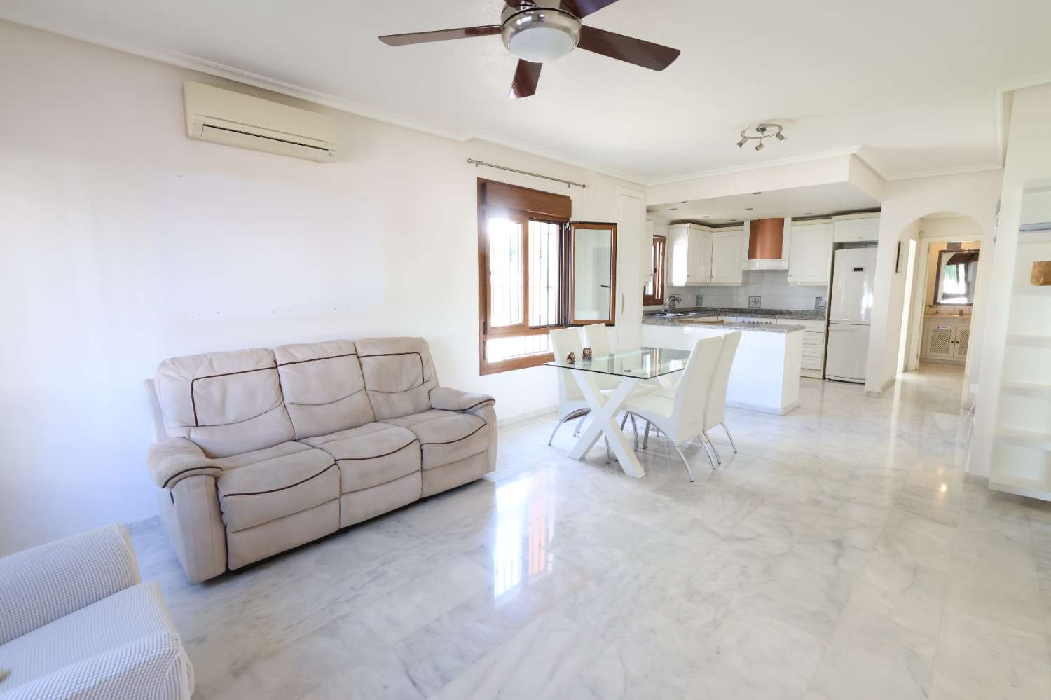 APARTAMENTO ESQUINERO EN PLANTA BAJA FRENTE A LA PISCINA EN VILLAMARTÍN PAU 8 – LUMINOSIDAD, CONFORT Y EXCELENTE UBICACIÓN