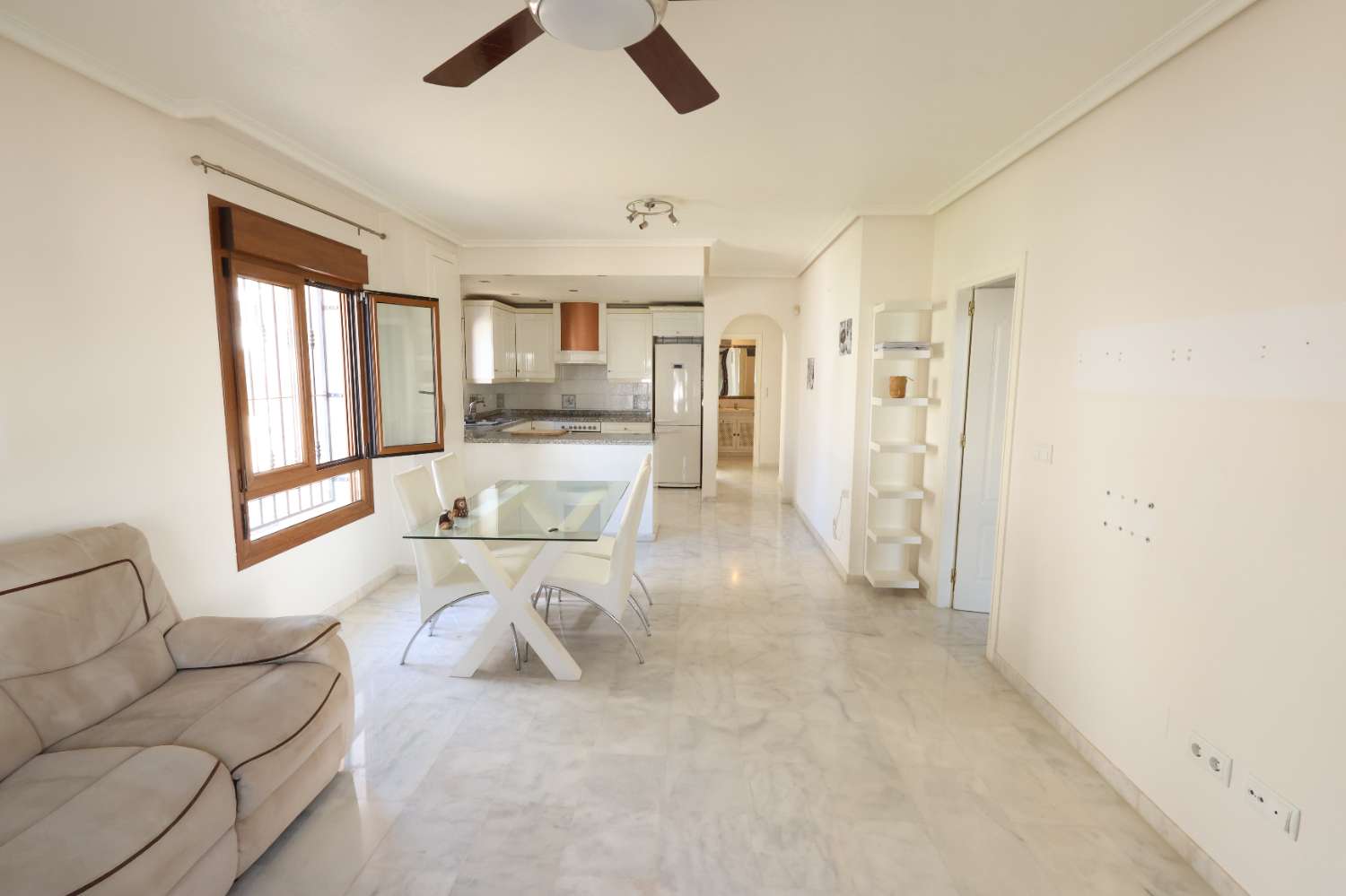 APARTAMENTO ESQUINERO EN PLANTA BAJA FRENTE A LA PISCINA EN VILLAMARTÍN PAU 8 – LUMINOSIDAD, CONFORT Y EXCELENTE UBICACIÓN
