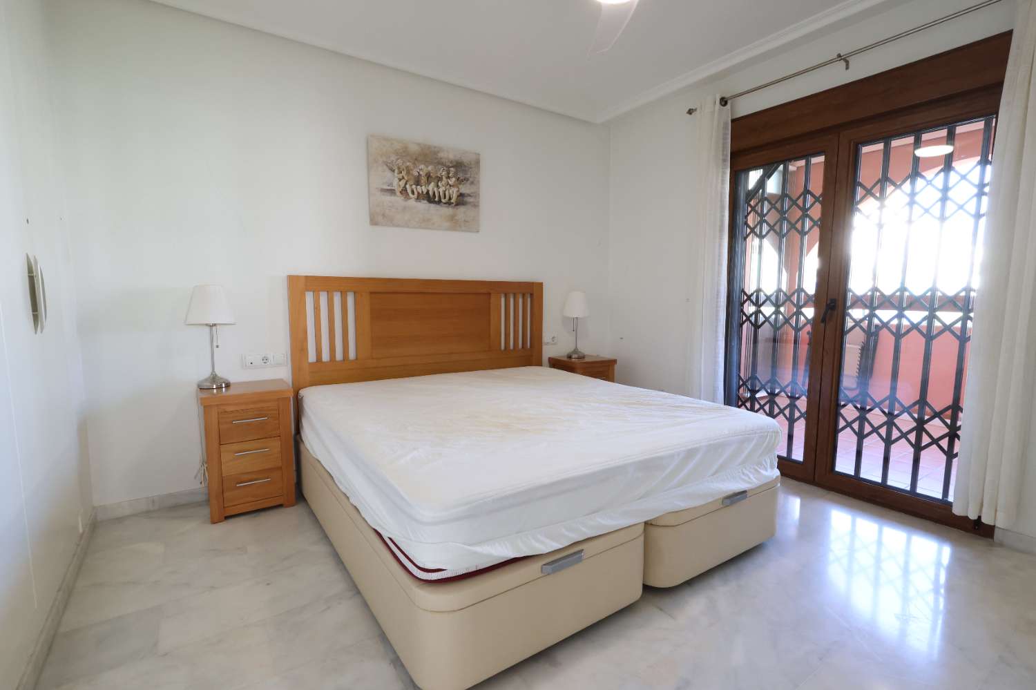 APARTAMENTO ESQUINERO EN PLANTA BAJA FRENTE A LA PISCINA EN VILLAMARTÍN PAU 8 – LUMINOSIDAD, CONFORT Y EXCELENTE UBICACIÓN