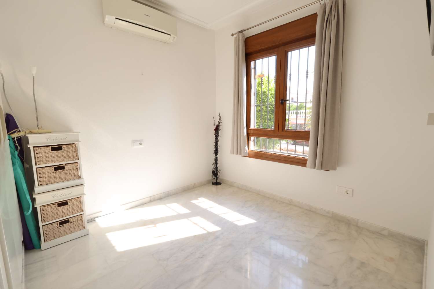 APARTAMENTO ESQUINERO EN PLANTA BAJA FRENTE A LA PISCINA EN VILLAMARTÍN PAU 8 – LUMINOSIDAD, CONFORT Y EXCELENTE UBICACIÓN