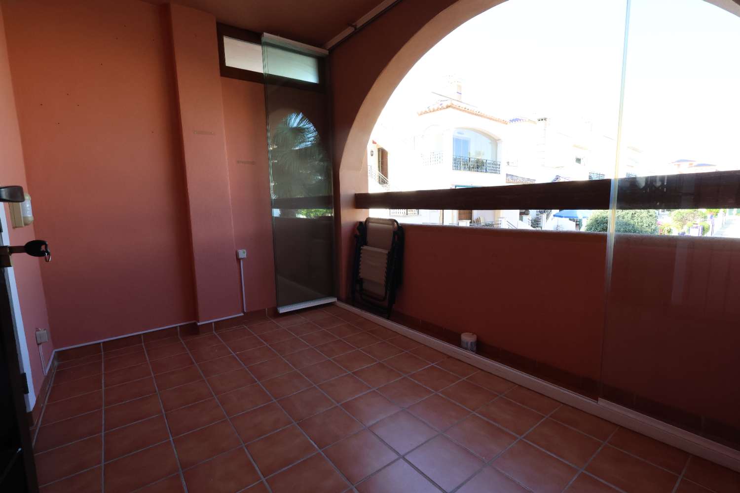 APARTAMENTO ESQUINERO EN PLANTA BAJA FRENTE A LA PISCINA EN VILLAMARTÍN PAU 8 – LUMINOSIDAD, CONFORT Y EXCELENTE UBICACIÓN
