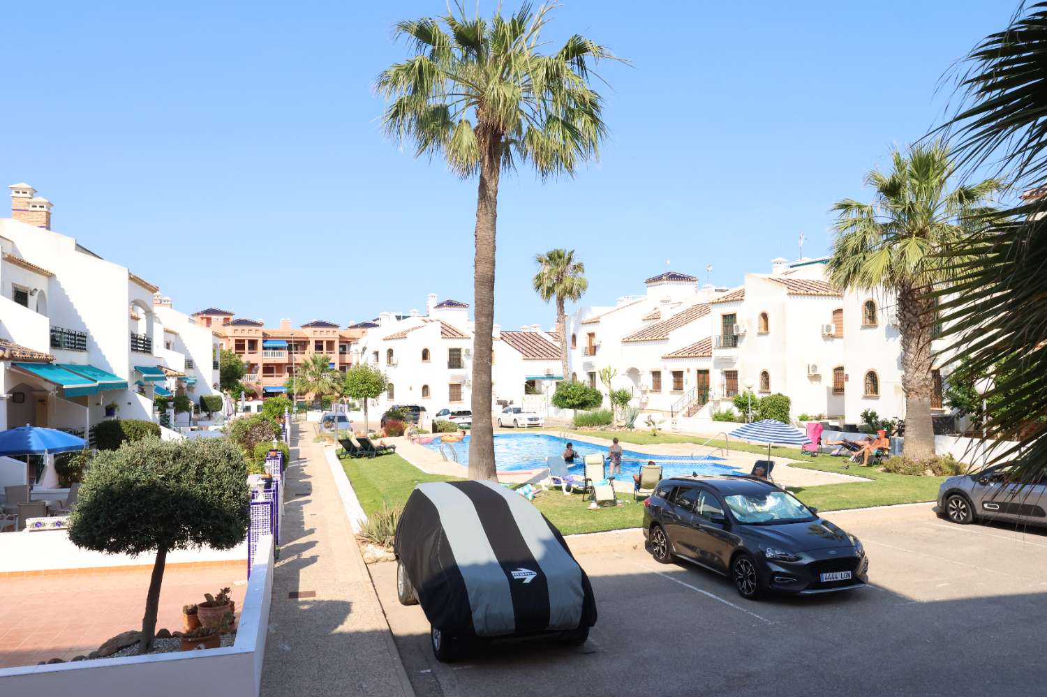 APARTAMENTO ESQUINERO EN PLANTA BAJA FRENTE A LA PISCINA EN VILLAMARTÍN PAU 8 – LUMINOSIDAD, CONFORT Y EXCELENTE UBICACIÓN