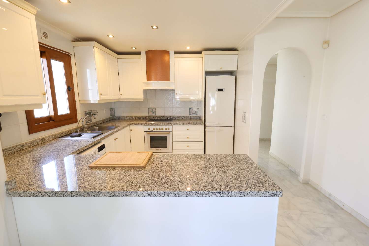 APARTAMENTO ESQUINERO EN PLANTA BAJA FRENTE A LA PISCINA EN VILLAMARTÍN PAU 8 – LUMINOSIDAD, CONFORT Y EXCELENTE UBICACIÓN