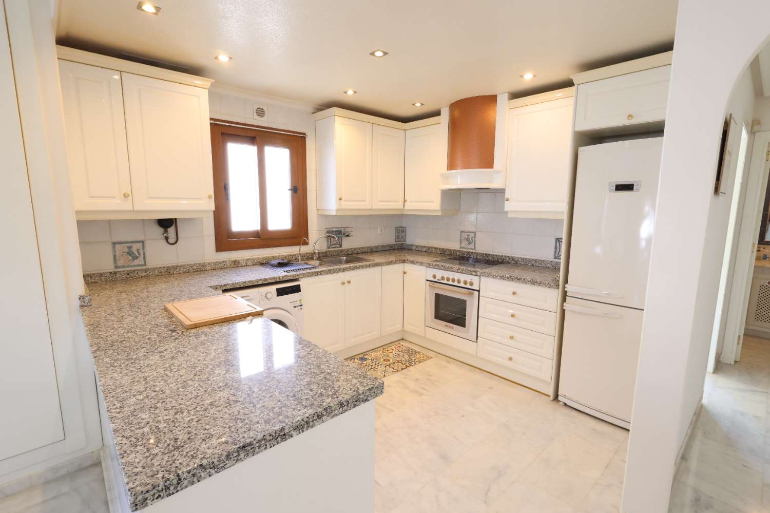 APARTAMENTO ESQUINERO EN PLANTA BAJA FRENTE A LA PISCINA EN VILLAMARTÍN PAU 8 – LUMINOSIDAD, CONFORT Y EXCELENTE UBICACIÓN