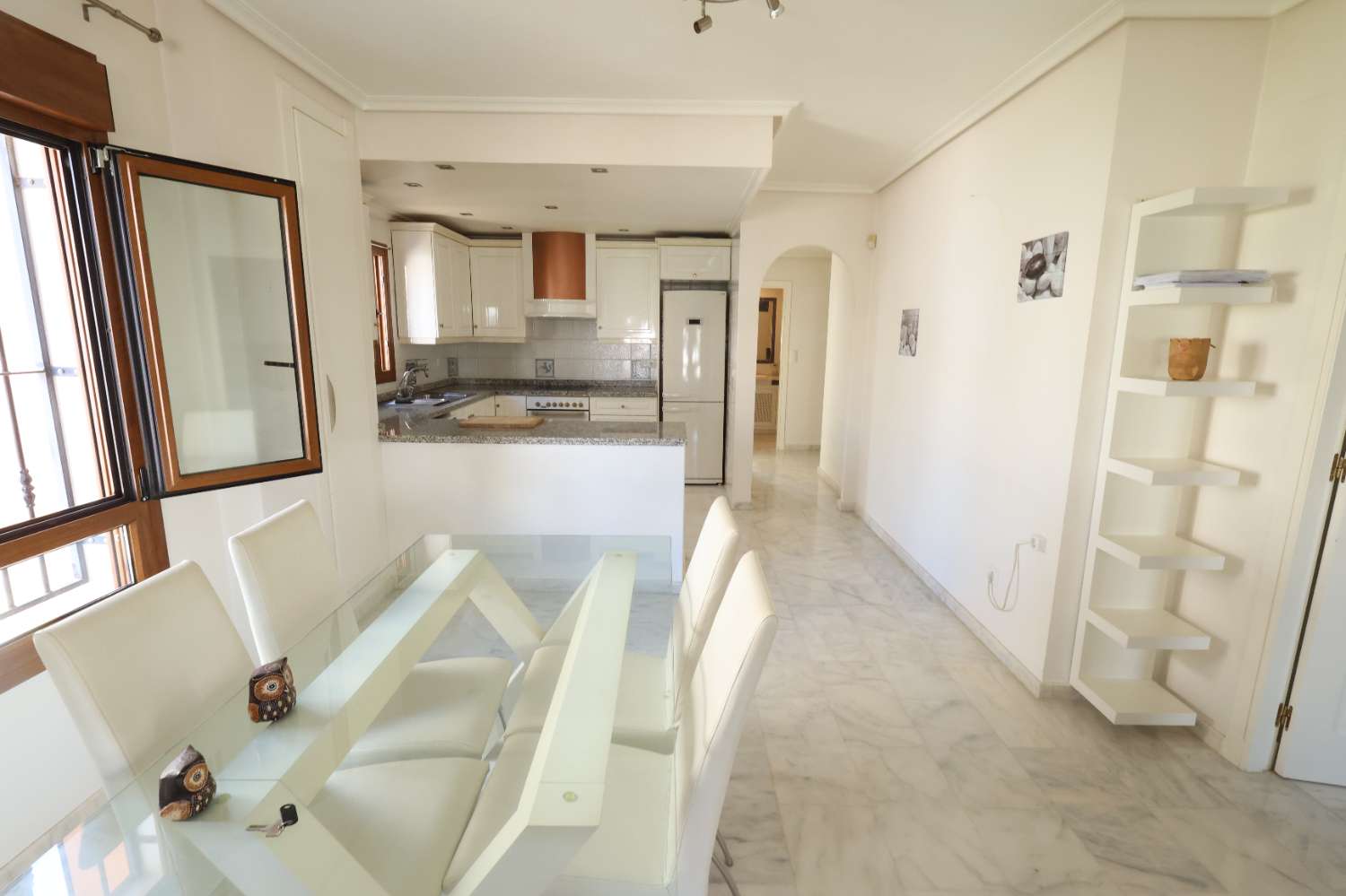 APARTAMENTO ESQUINERO EN PLANTA BAJA FRENTE A LA PISCINA EN VILLAMARTÍN PAU 8 – LUMINOSIDAD, CONFORT Y EXCELENTE UBICACIÓN