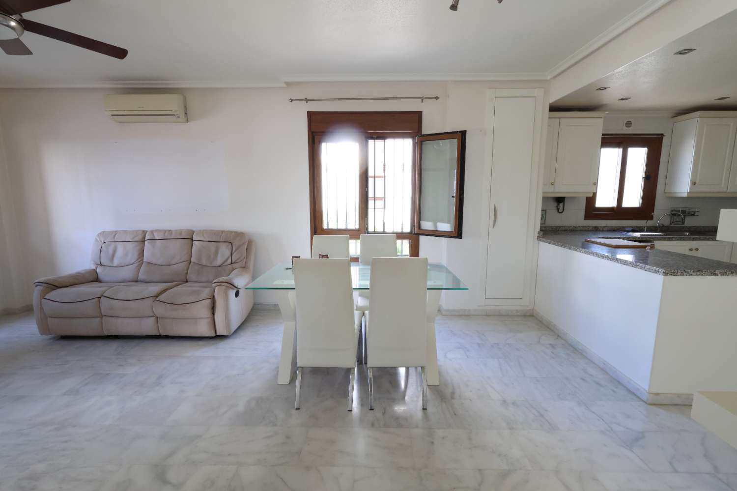 APARTAMENTO ESQUINERO EN PLANTA BAJA FRENTE A LA PISCINA EN VILLAMARTÍN PAU 8 – LUMINOSIDAD, CONFORT Y EXCELENTE UBICACIÓN