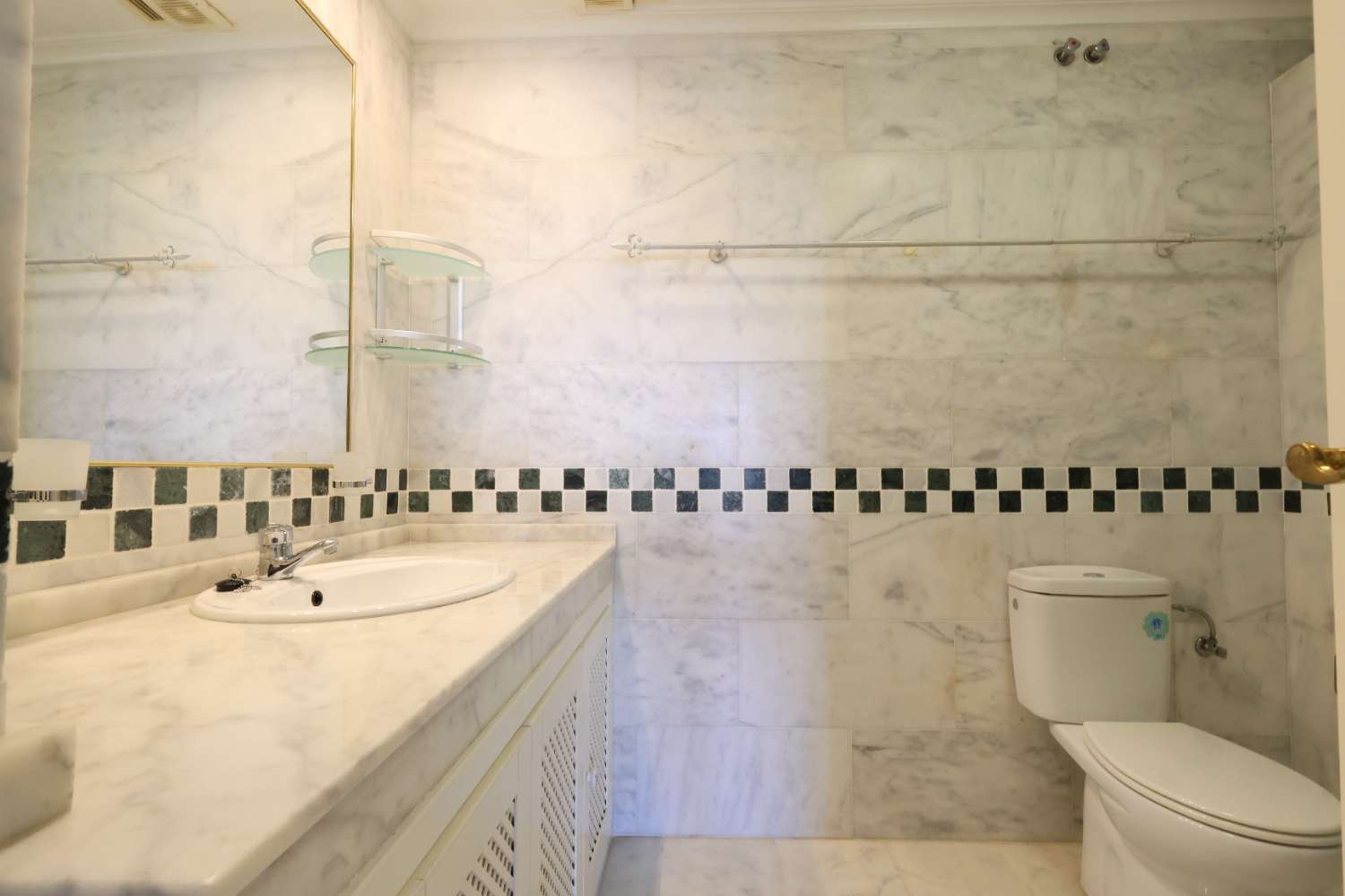 APARTAMENTO ESQUINERO EN PLANTA BAJA FRENTE A LA PISCINA EN VILLAMARTÍN PAU 8 – LUMINOSIDAD, CONFORT Y EXCELENTE UBICACIÓN