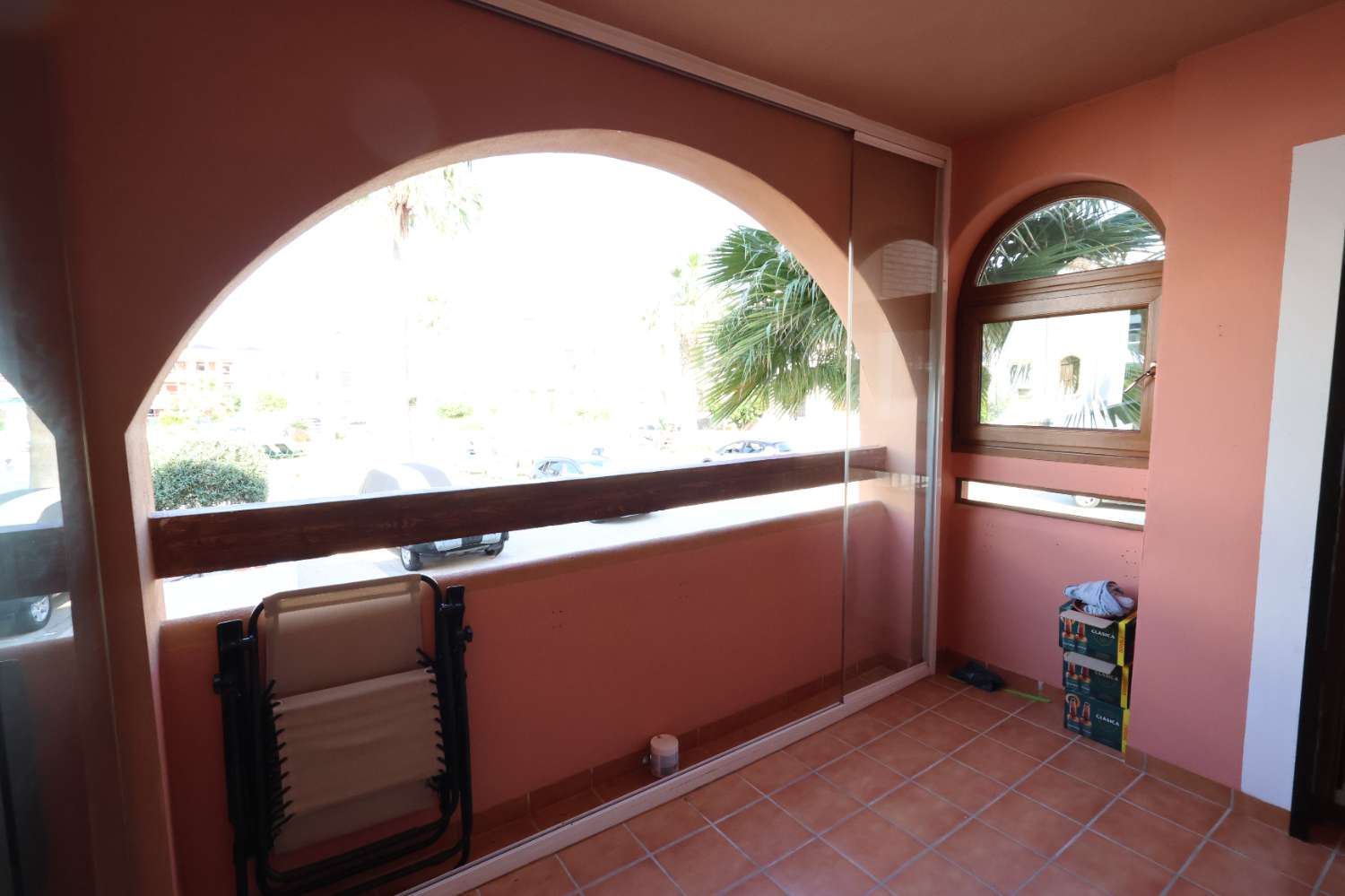 APARTAMENTO ESQUINERO EN PLANTA BAJA FRENTE A LA PISCINA EN VILLAMARTÍN PAU 8 – LUMINOSIDAD, CONFORT Y EXCELENTE UBICACIÓN
