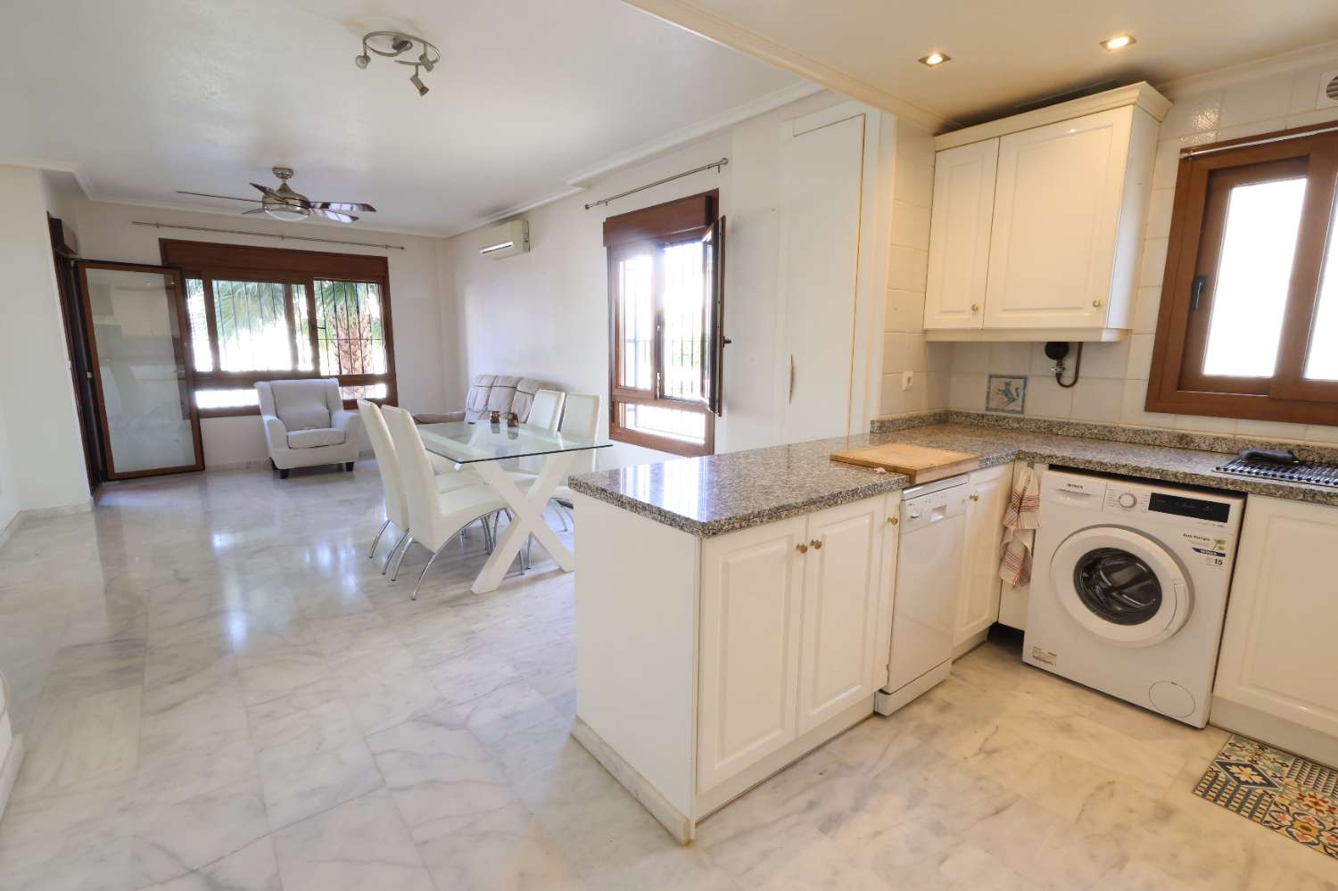 APARTAMENTO ESQUINERO EN PLANTA BAJA FRENTE A LA PISCINA EN VILLAMARTÍN PAU 8 – LUMINOSIDAD, CONFORT Y EXCELENTE UBICACIÓN
