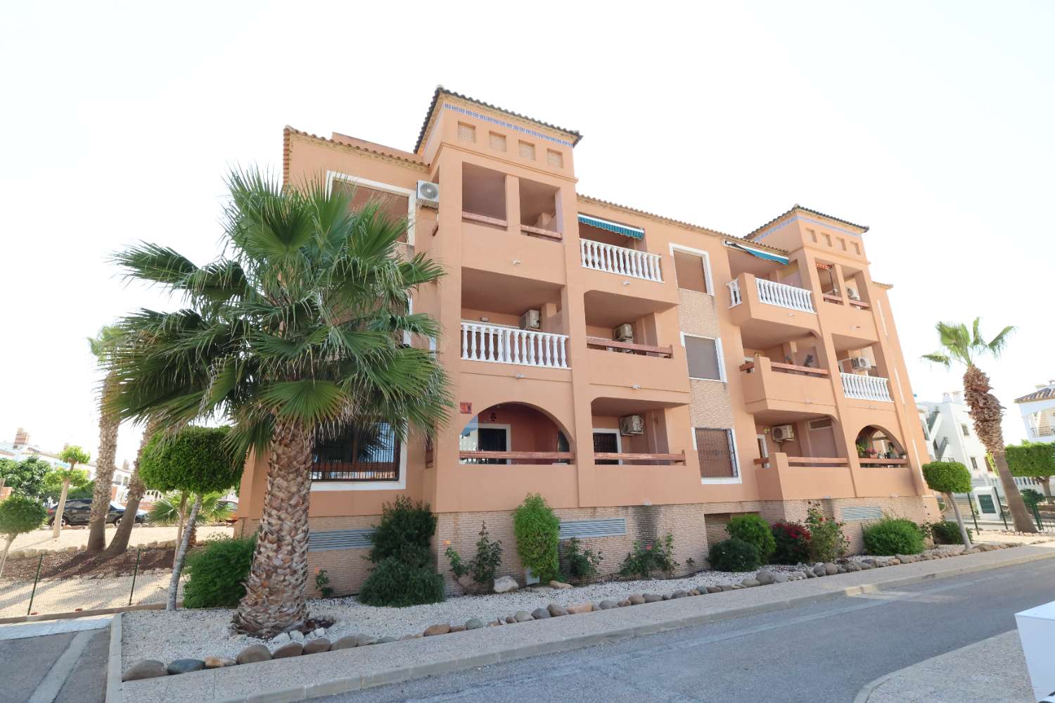 APARTAMENTO ESQUINERO EN PLANTA BAJA FRENTE A LA PISCINA EN VILLAMARTÍN PAU 8 – LUMINOSIDAD, CONFORT Y EXCELENTE UBICACIÓN