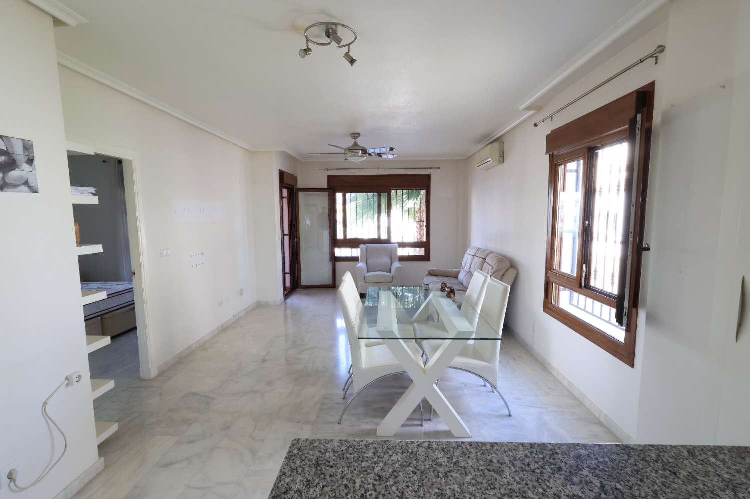 APARTAMENTO ESQUINERO EN PLANTA BAJA FRENTE A LA PISCINA EN VILLAMARTÍN PAU 8 – LUMINOSIDAD, CONFORT Y EXCELENTE UBICACIÓN