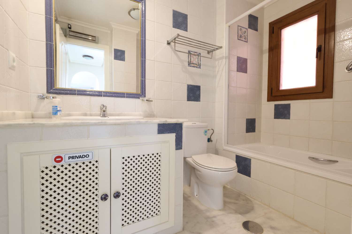 APARTAMENTO ESQUINERO EN PLANTA BAJA FRENTE A LA PISCINA EN VILLAMARTÍN PAU 8 – LUMINOSIDAD, CONFORT Y EXCELENTE UBICACIÓN